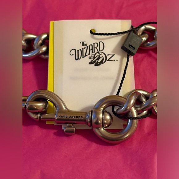 🔑🧙‍♀️🐶 MARC JACOBS X WIZARD OF OZ CHARM SHOULDER STRAP 🐶🧙‍♀️🔑 NWT 🧙‍♀️🔑 - Picture 11 of 16
